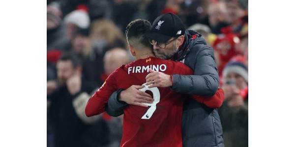 Roberto Firmino si toglie la maglia numero 9 per salutare il Liverpool
